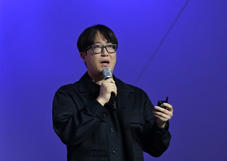 AI artist Yoon Seok-kwan, better known as Keepkwan, speaks at Herald Design Lounge 2026 on Friday at Dongdaemun Design Plaza in Seoul. (Lee Sang-sub/The Korea Herald)