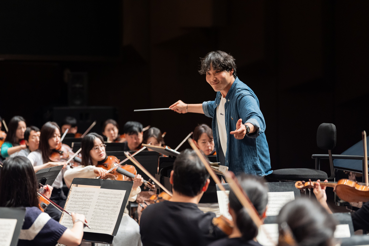 Earl Lee conducts the Gyeonggi Philharmonic Orchestra in a rehearsal at the Gyeonggi Arts Center in Suwon, Gyeonggi Province, on Sept. 17. (GPO)