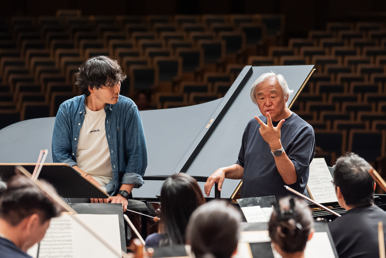 Earl Lee conducts the Gyeonggi Philharmonic Orchestra in a rehearsal with pianist Paik Kun-woo at the Gyeonggi Arts Center in Suwon, Gyeonggi Province, on Sept. 17. (GPO)