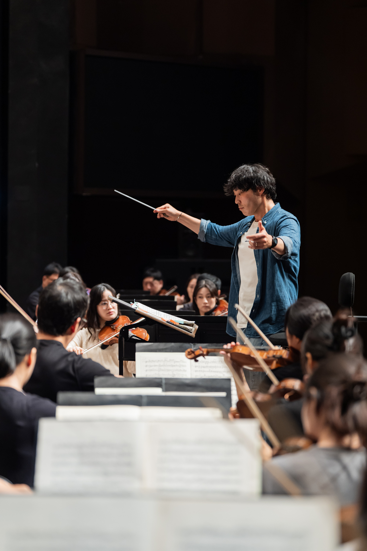 Earl Lee conducts the Gyeonggi Philharmonic Orchestra in a rehearsal at the Gyeonggi Arts Center in Suwon, Gyeonggi Province, on Sept. 17. (GPO)