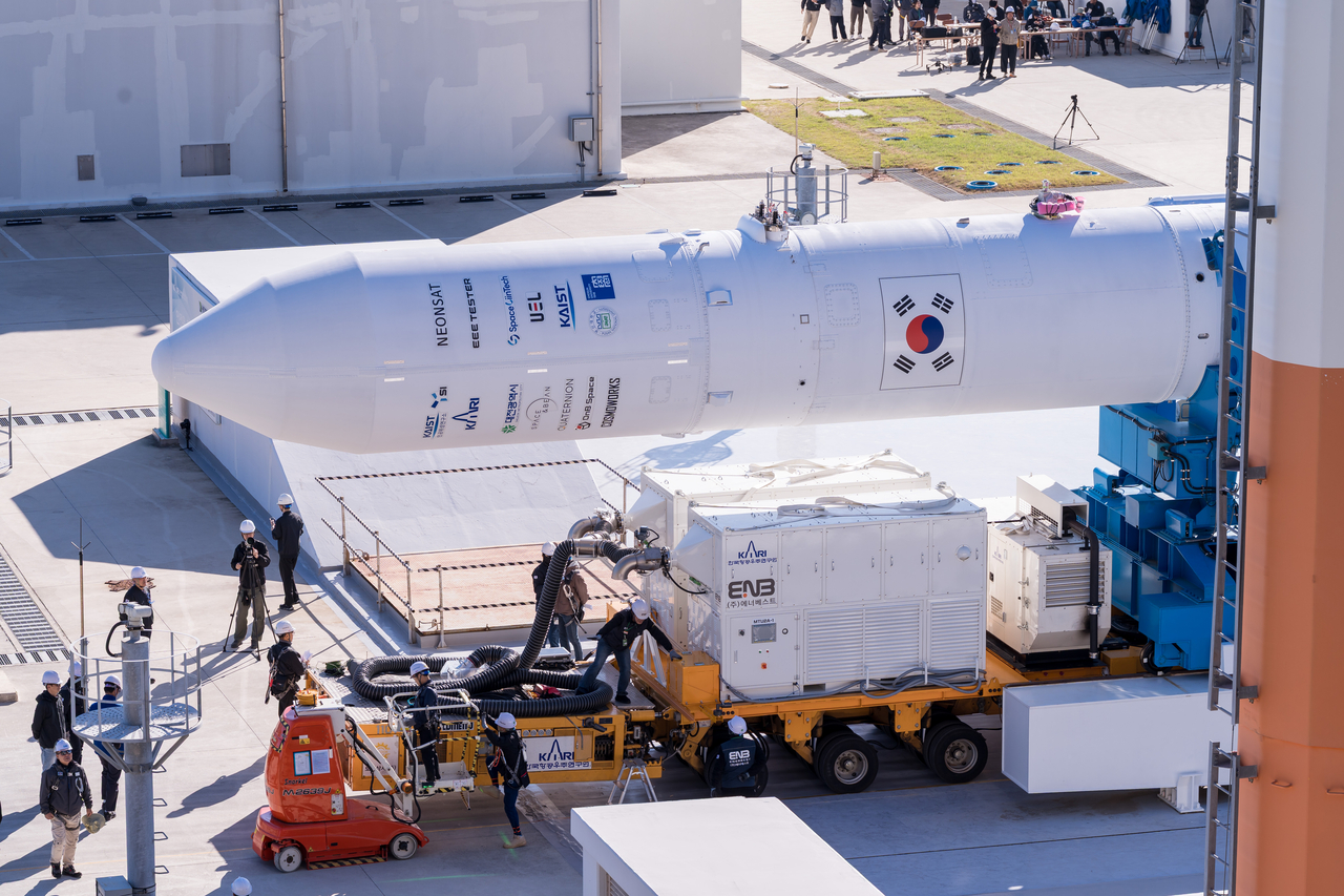 The Nuri rocket is transported to a launchpad at the Naro Space Center in Goheung, about 330 kilometers south of Seoul, in this photo provided by the Korea Aerospace Research Institute on Tuesday. (Yonhap)