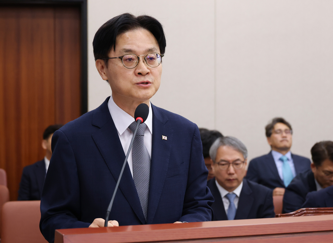 Industry Minister Kim Jung-kwan delivers a policy report during a parliamentary audit by the National Assembly’s Trade, Industry, Energy, SMEs and Startups Committee in Seoul on Tuesday. (Yonhap)