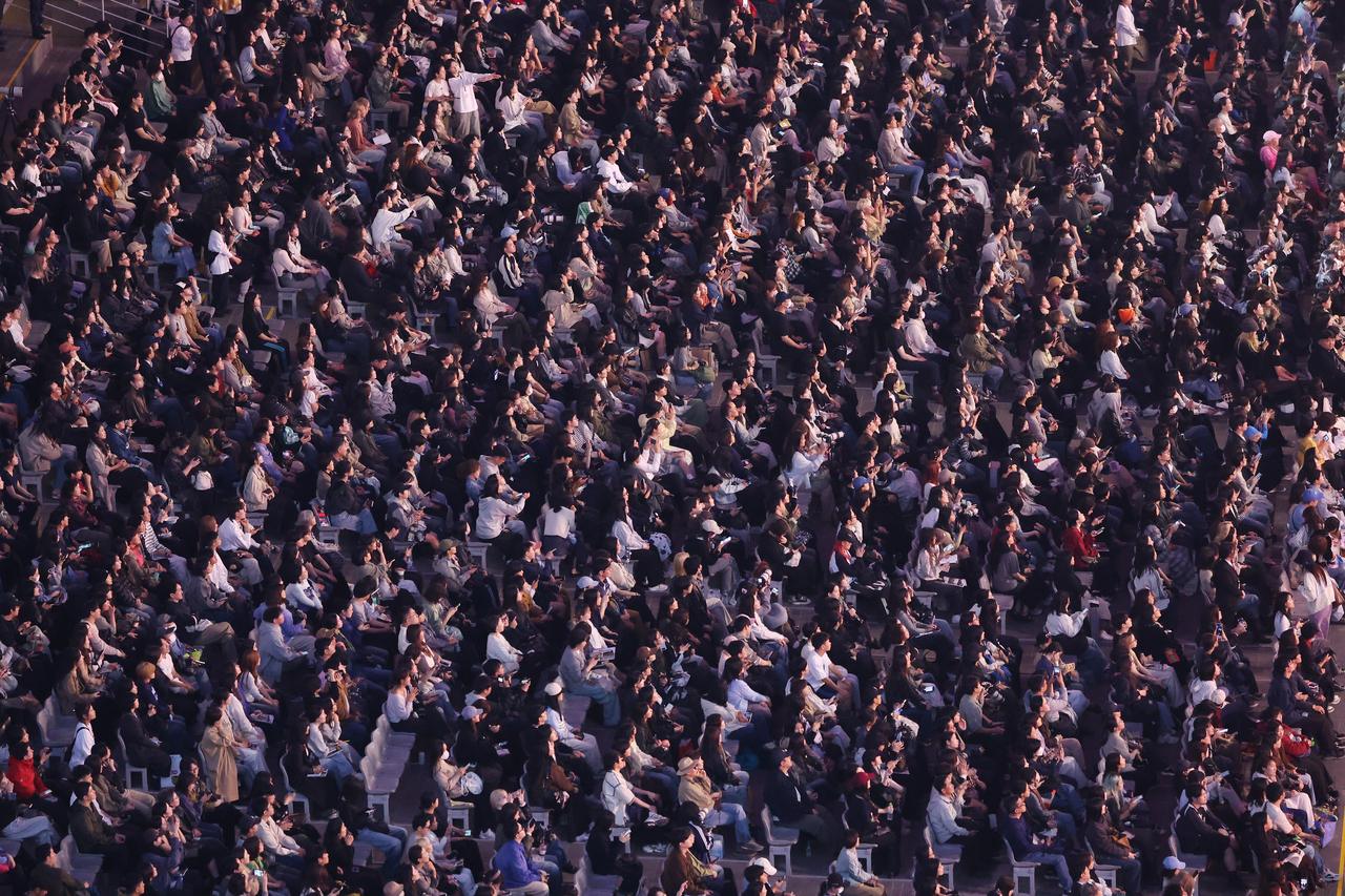 The audience packs the outdoor theater at the Busan Cinema Center for the opening ceremony. (Yonhap)