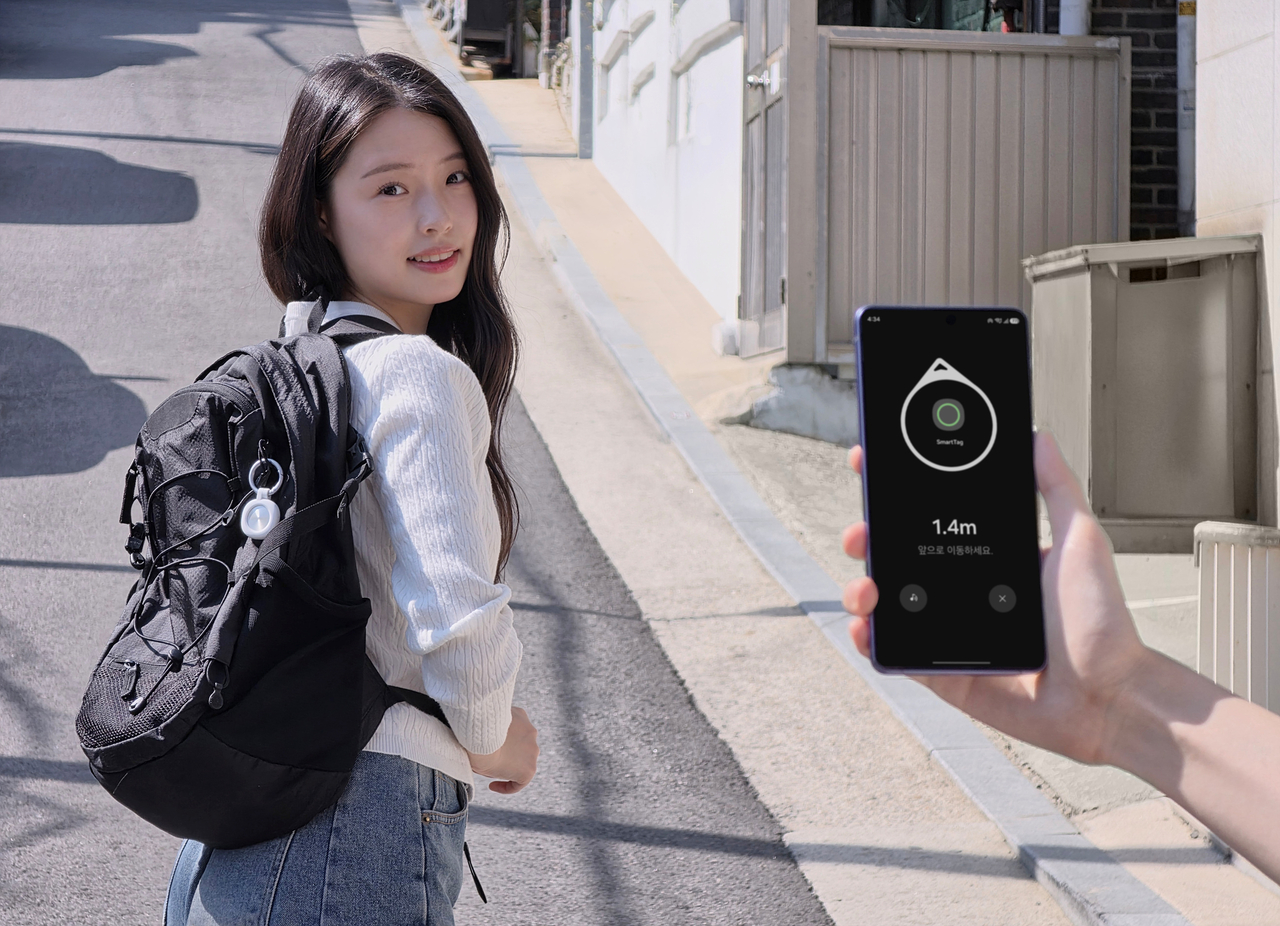 A Samsung Electronics model uses the Compass View feature on the Galaxy SmartTag3. [Samsung Electronics]