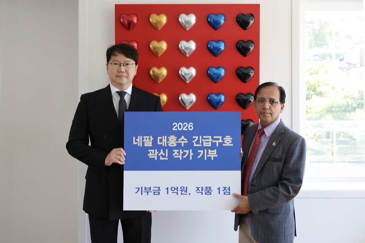 한미반도체 곽동신 회장이 미술작가 ‘곽신(KWAK SHIN)’ 이름으로 네팔 대홍수 피해 복구를 위해 1억원을 기부했다. 자신의 작품 1점도 함께 전달했다. [한미반도체]