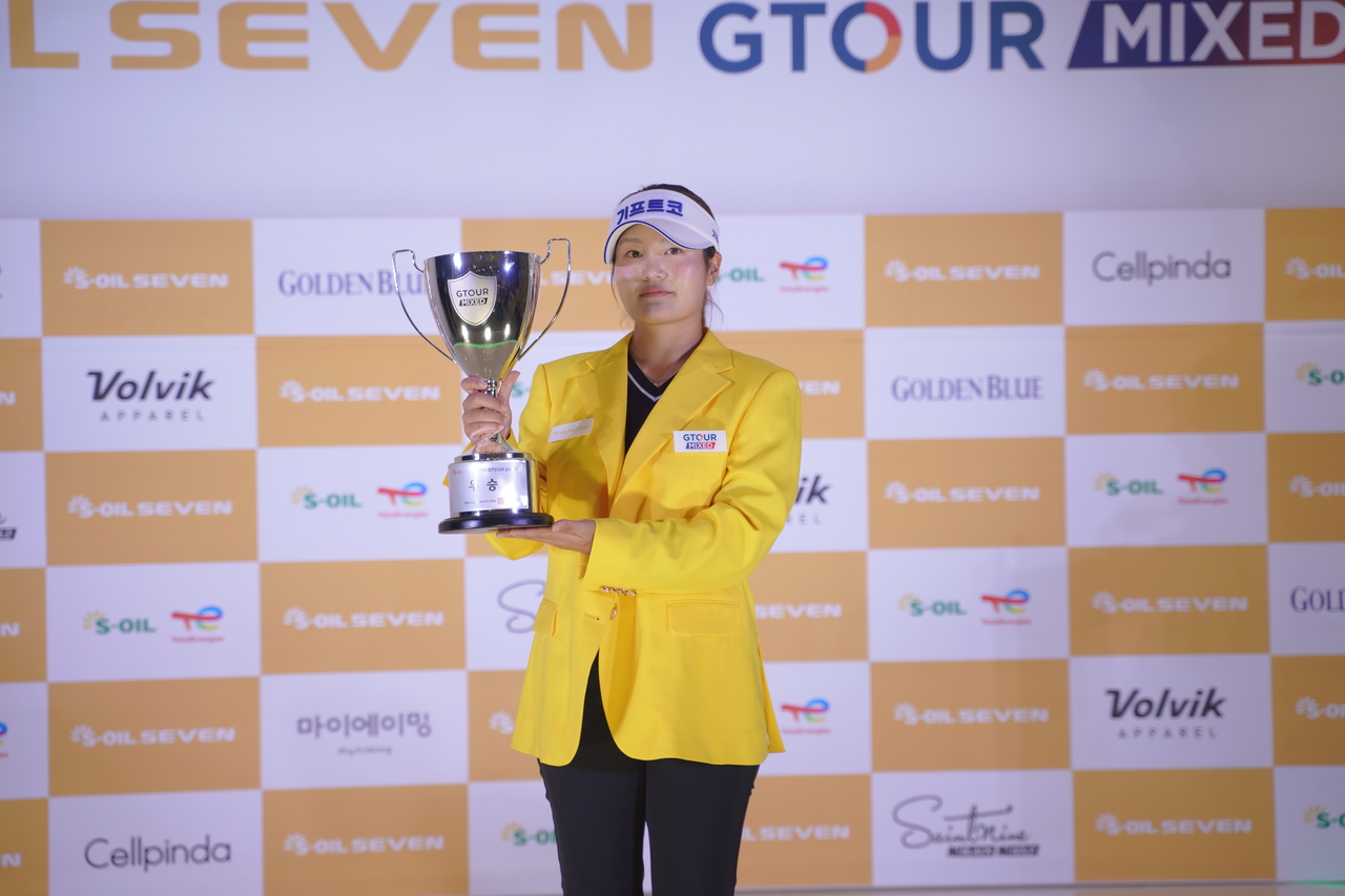 Hong Hyun-ji poses with the winner's trophy at the award ceremony for the sixth event of the 2026 S-OIL Seven G Tour Mixed, held Monday at Golfzon Joimaru in Daejeon.