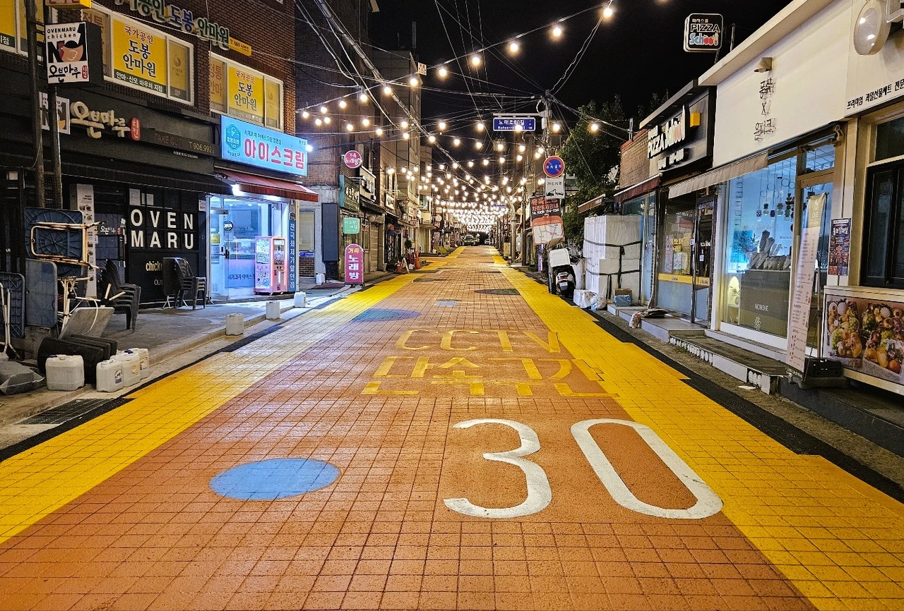 A street near the Ssangmun Station Dulleo shopping district