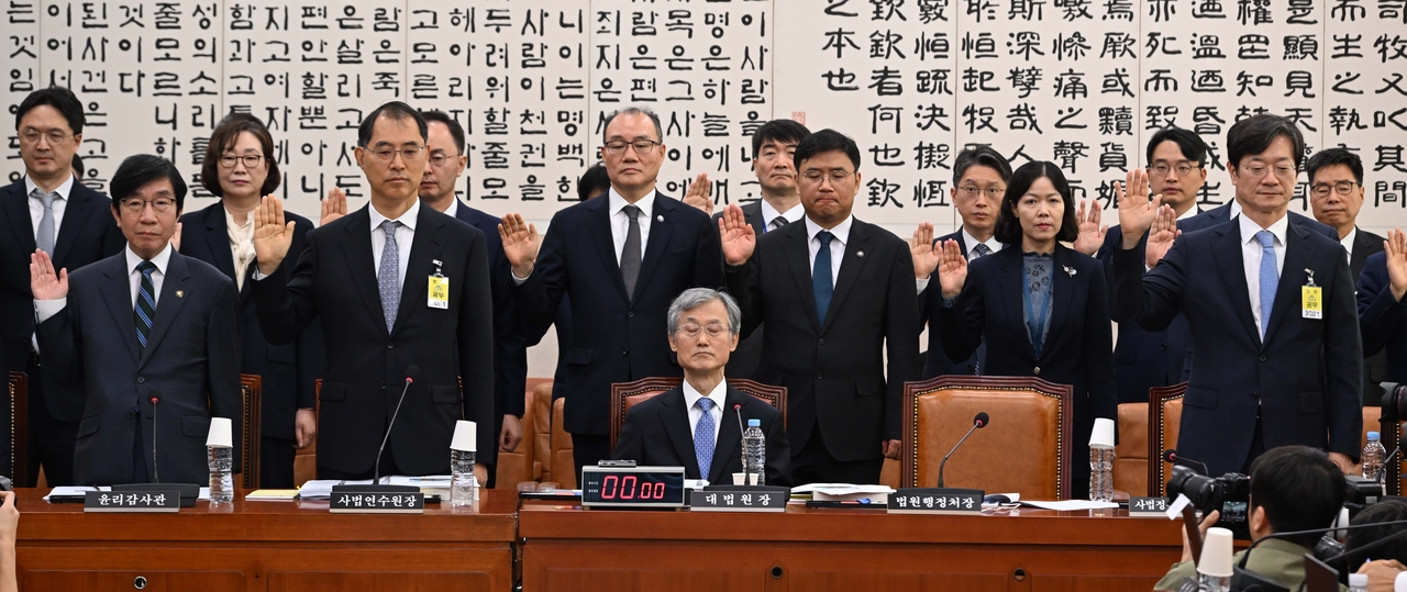 조희대 대법원장이 6일 오전 서울 여의도 국회 법제사법위원회에서 열린 대법원 등에 대한 국정감사에서 증인선서를 하지 않고 자리에 앉아 있다.  이상섭 기자