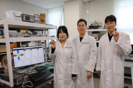Researchers at the Korea Institute of Machinery and Materials who conducted the study. From left: postdoctoral researcher Kim Mi-jin, principal researcher Oh Seon-jong and postdoctoral researcher Jeon Chang-yeop. [Korea Institute of Machinery and Materials]