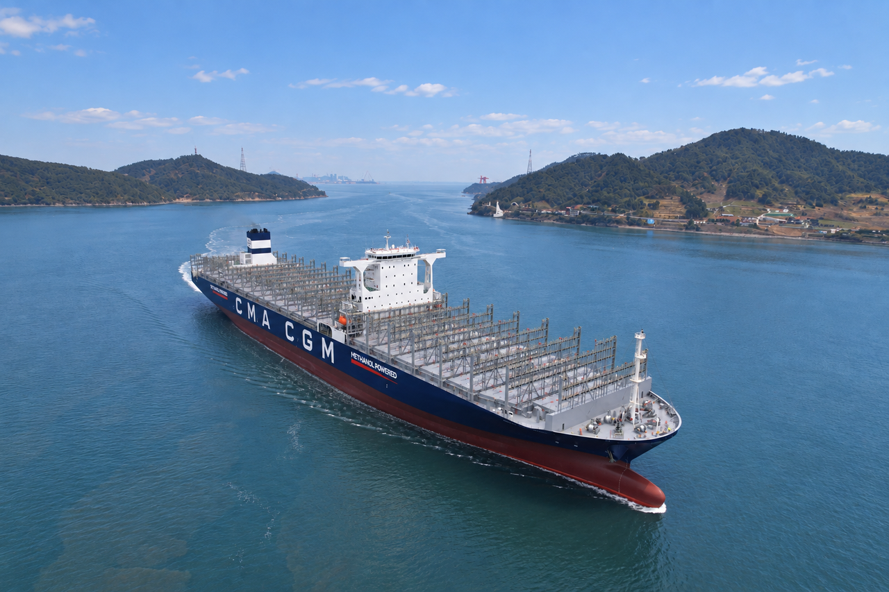 A 13,000-TEU container ship equipped with the lashing-free technology developed by HD Hyundai Heavy Industries undergoes sea trials. [HD Hyundai Heavy Industries]