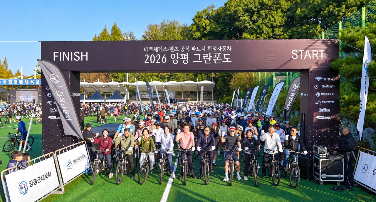 Yangpyeong-gun County Chief Jeon Jin-seon (fifth from left), National Assembly member Kim Seon-gyo and Hanse Motors Vice President Park Sang-pil pose for a photo at the 2026 Yangpyeong Gran Fondo in Yangpyeong-gun, Gyeonggi Province, on Monday. [Hanse Motors]