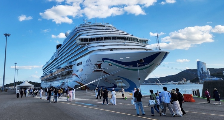 A Chinese cruise ship enters Yeosu Port on Monday. [Photo by YGPA]
