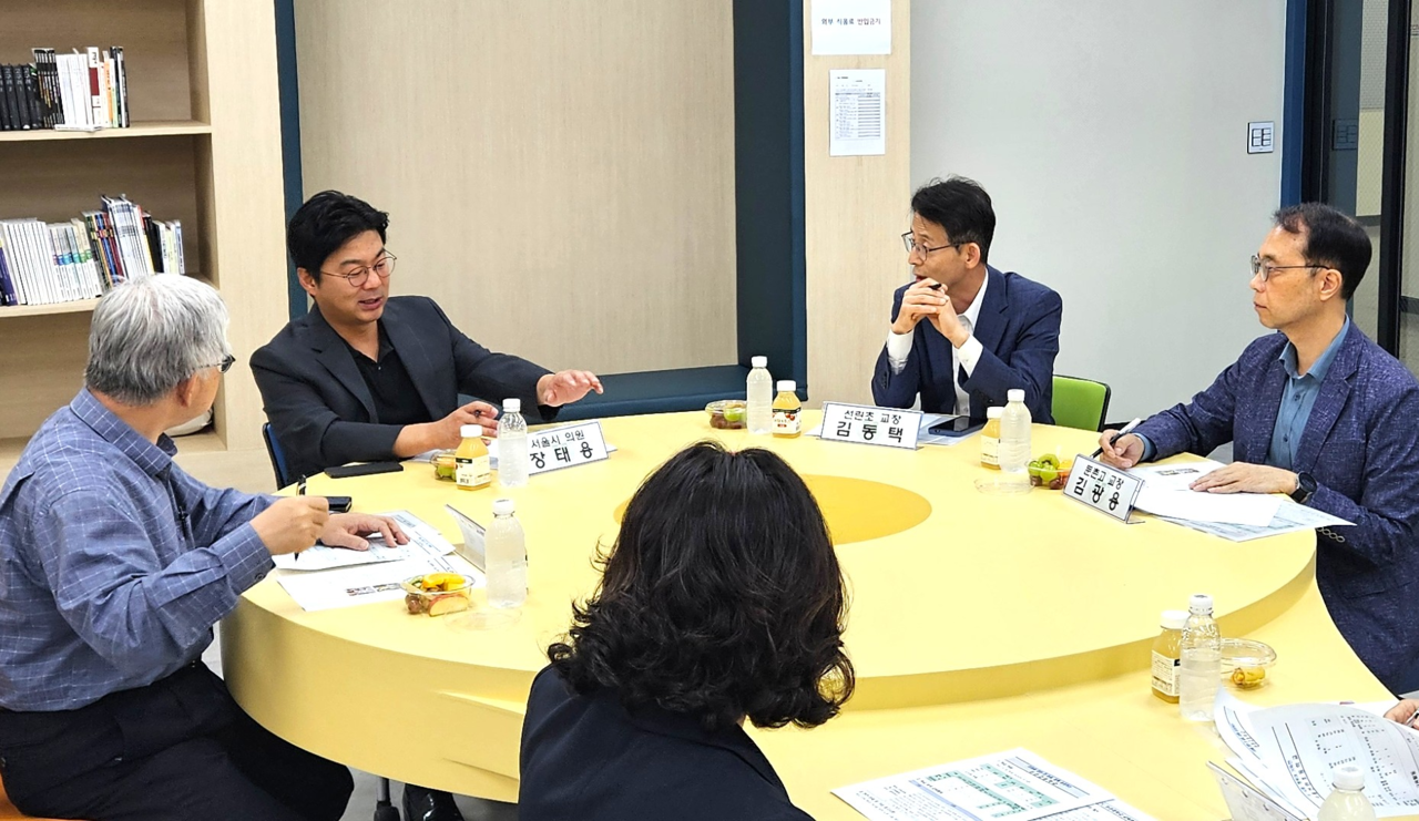 장태용 서울시의원이 지난달 30일 선린초등학교, 둔촌중학교, 둔촌고등학교를 방문해 학교 관계자들과 간담회를 갖고 교육활동 운영 현황과 주요 현안을 살피고 있다. 서울시의회 제공