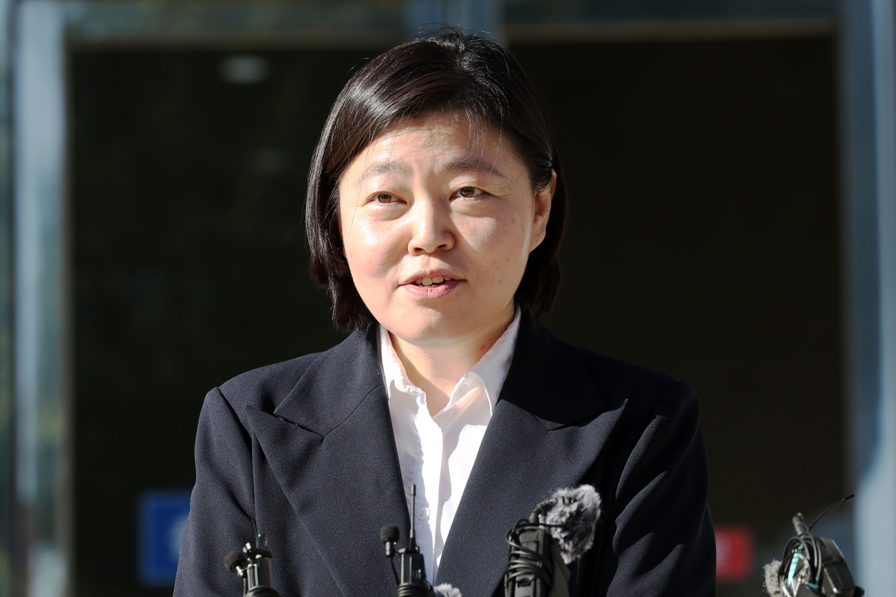 임은정 광주지방중대범죄수사청장이 6일 오전 전남광주 북구 중흥동 광주중수청 앞에서 출근길 약식 문답을 하며 발언하고 있다. [연합]