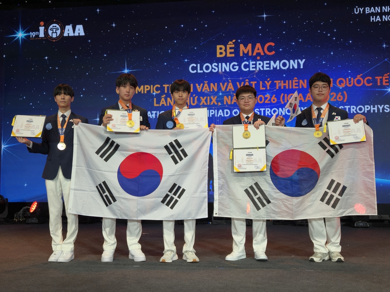 The South Korean delegation at the 19th International Olympiad on Astronomy and Astrophysics. From left: Yun Ye-jun (Gwangju Science High School), Kim Geon-ho (Seoul Science High School), Kim Hyeong-geon (Seoul Science High School), Yeo Eun-su (Sejong Science and Arts Academy for the Gifted), Park Ha-yun (Daejeon Science High School). [Ministry of Science and ICT]