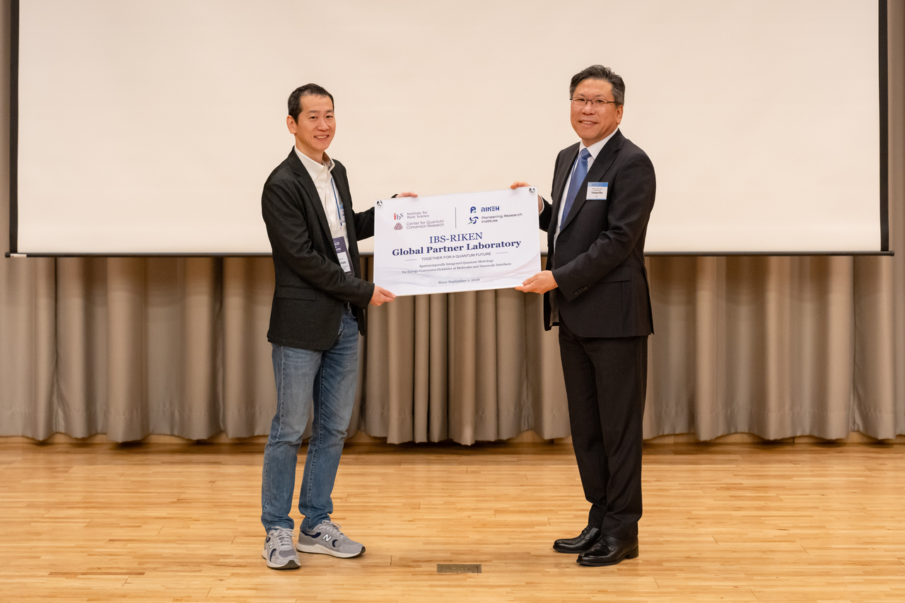 Kim Yu-su, director of the IBS Center for Quantum Coherence in Condensed Matter (right), and Kato Yuichiro, chief researcher at the RIKEN PRI Nano Quantum Optics Laboratory (left), pose with the Global Partner Lab plaque at the IBS QCR-RIKEN PRI Global Partner Lab kickoff symposium held at GIST on Tuesday. [IBS]