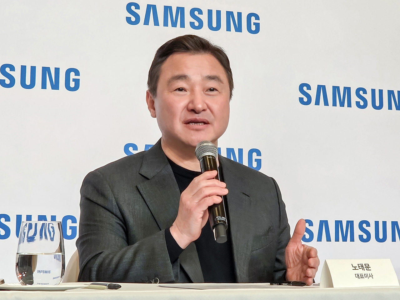 Samsung Electronics CEO and Device eXperience chief Roh Tae-moon speaks at a press briefing during CES 2026 in Las Vegas on Jan. 5. (Samsung Electronics)