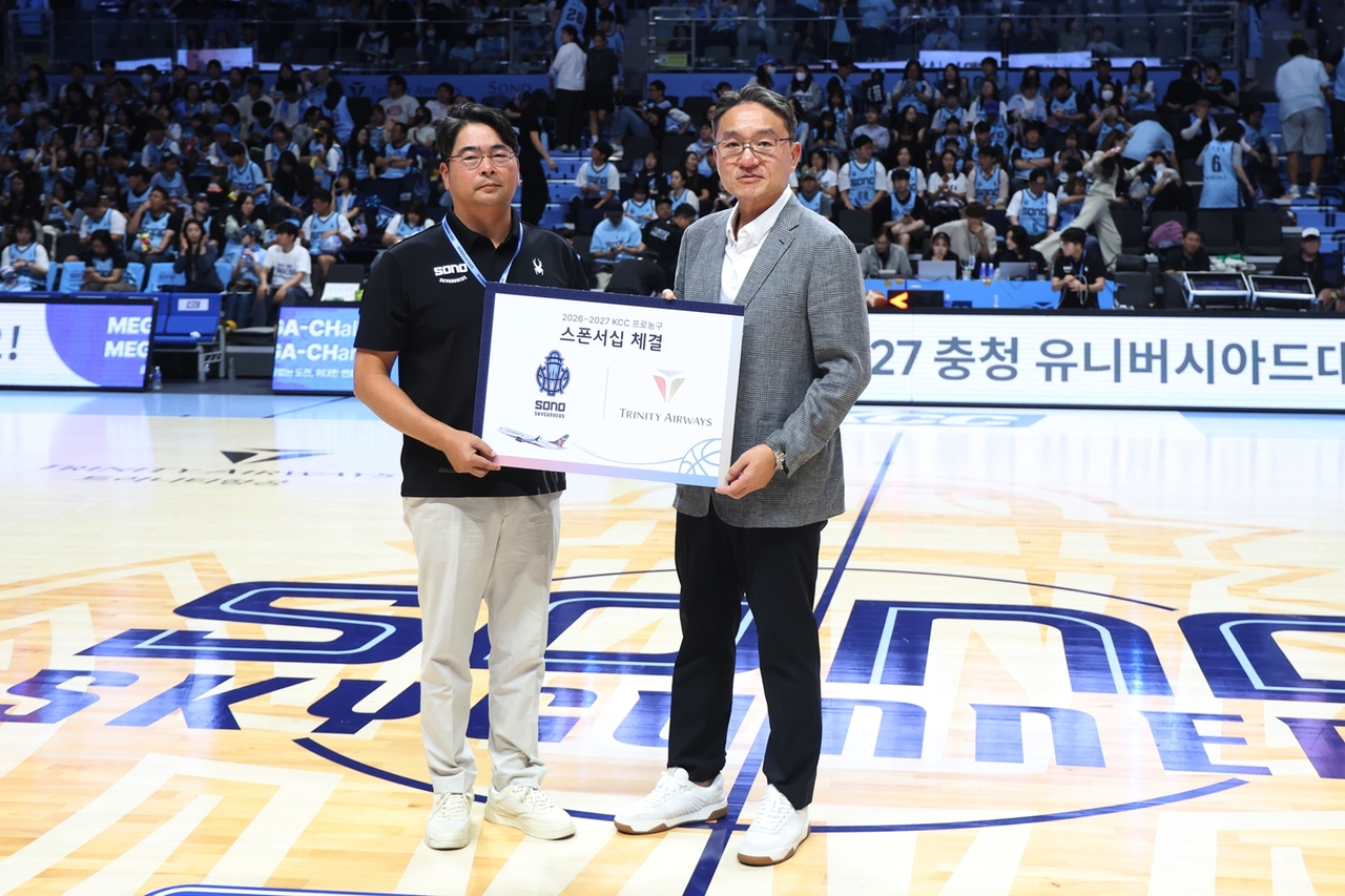 3일 고양 소노 아레나에서 이상윤(오른쪽) 트리니티항공 대표이사와 이기완 소노 스카이거너스 프로농구단 단장이 메인 스폰서십 협약식을 진행한 뒤 기념사진을 촬영하고 있다. [트리니티항공 제공]