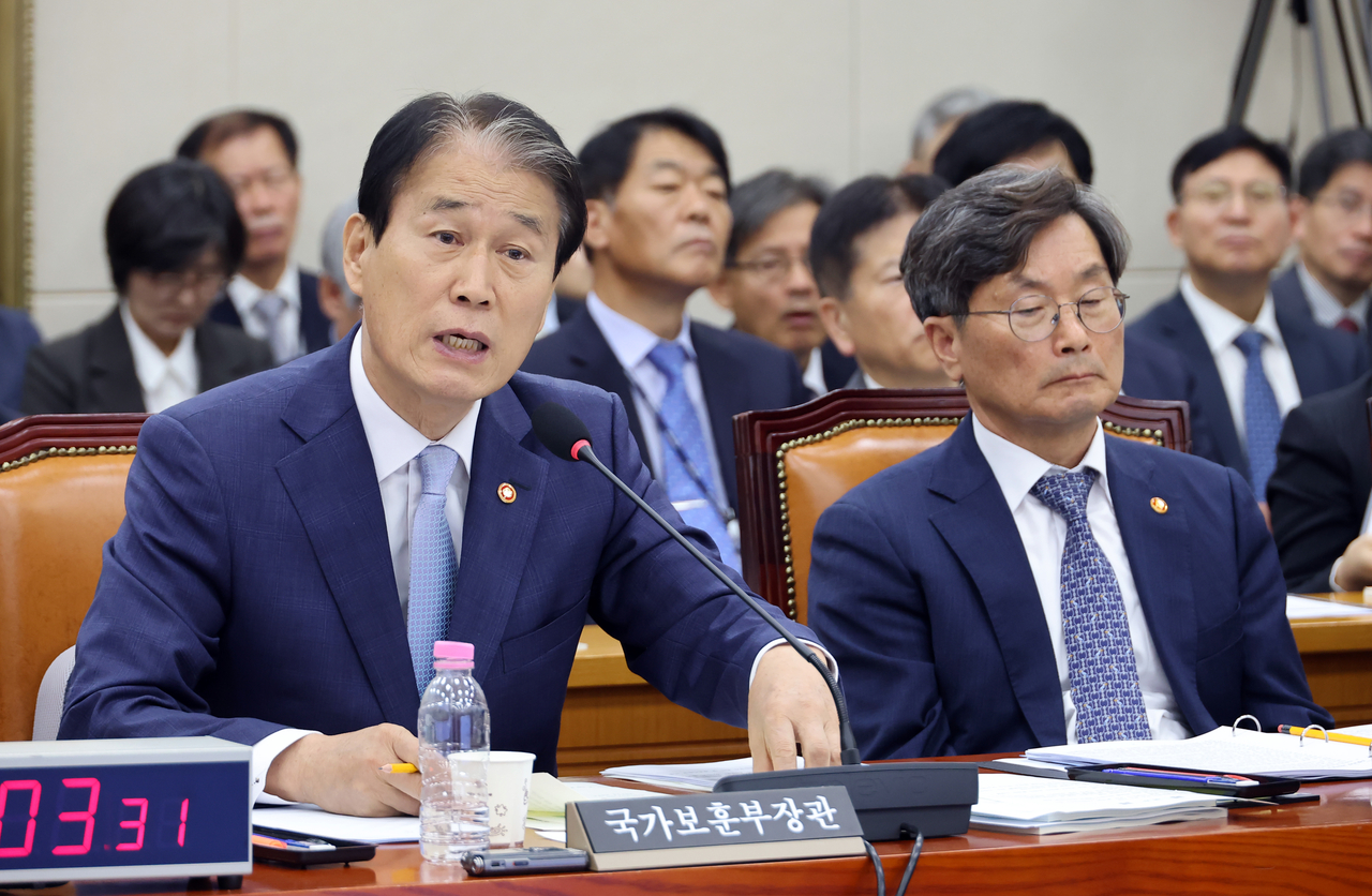 6일 국회에서 열린 정무위원회 국정감사에서 권오을 국가보훈부 장관이 의원들의 질의에 답변하고 있다. [연합]