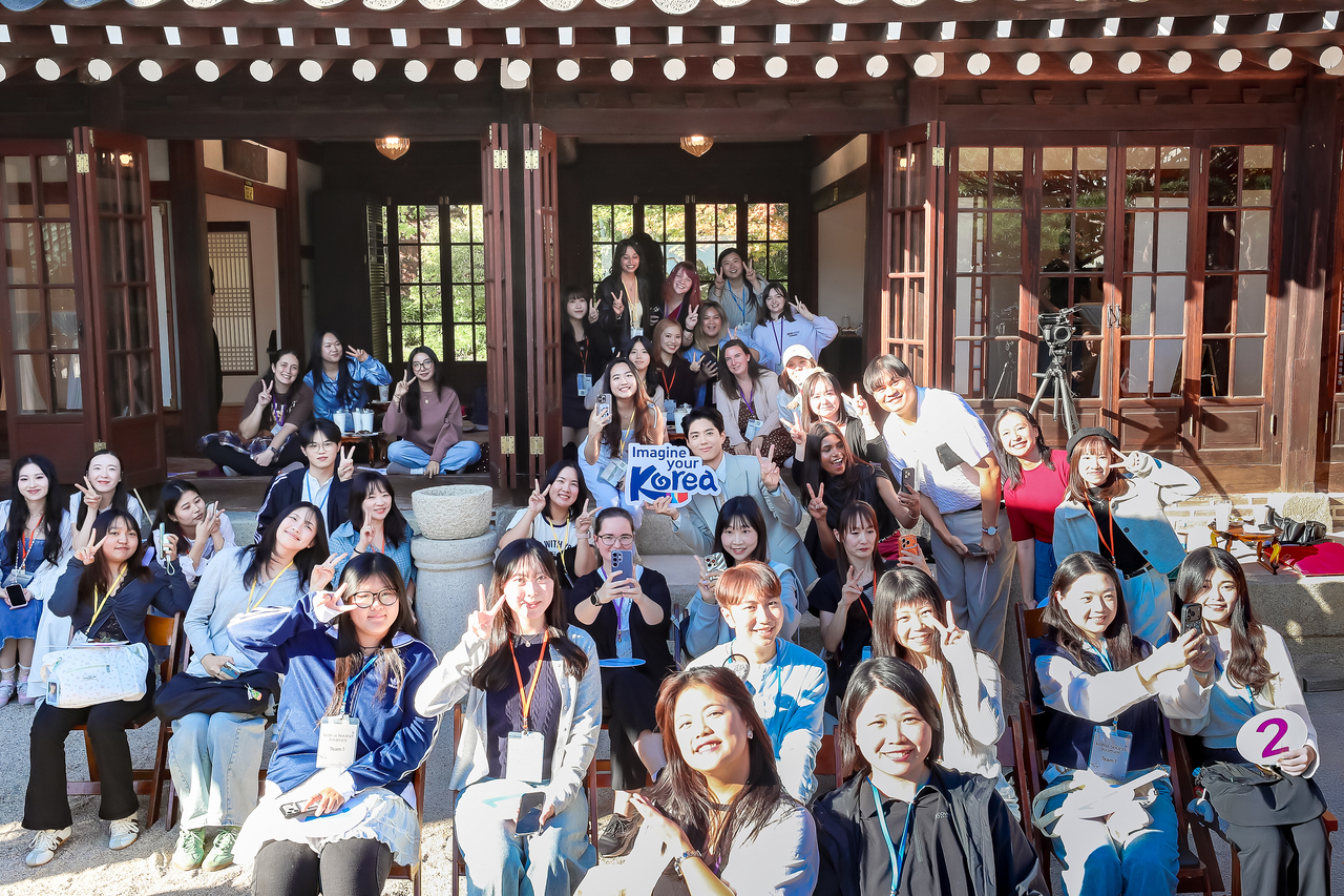Participants in the "Korea Sound Journey" event pose for a photo with Park Bo-gum, honorary ambassador for Korean tourism. [Korea Tourism Organization]
