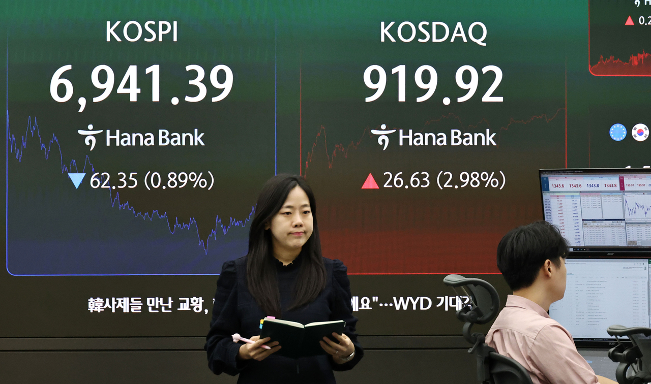 An electronic board showing the Korea Composite Stock Price Index at a dealing room of the Hana Bank headquarters in Seoul on Tuesday. (Yonhap)