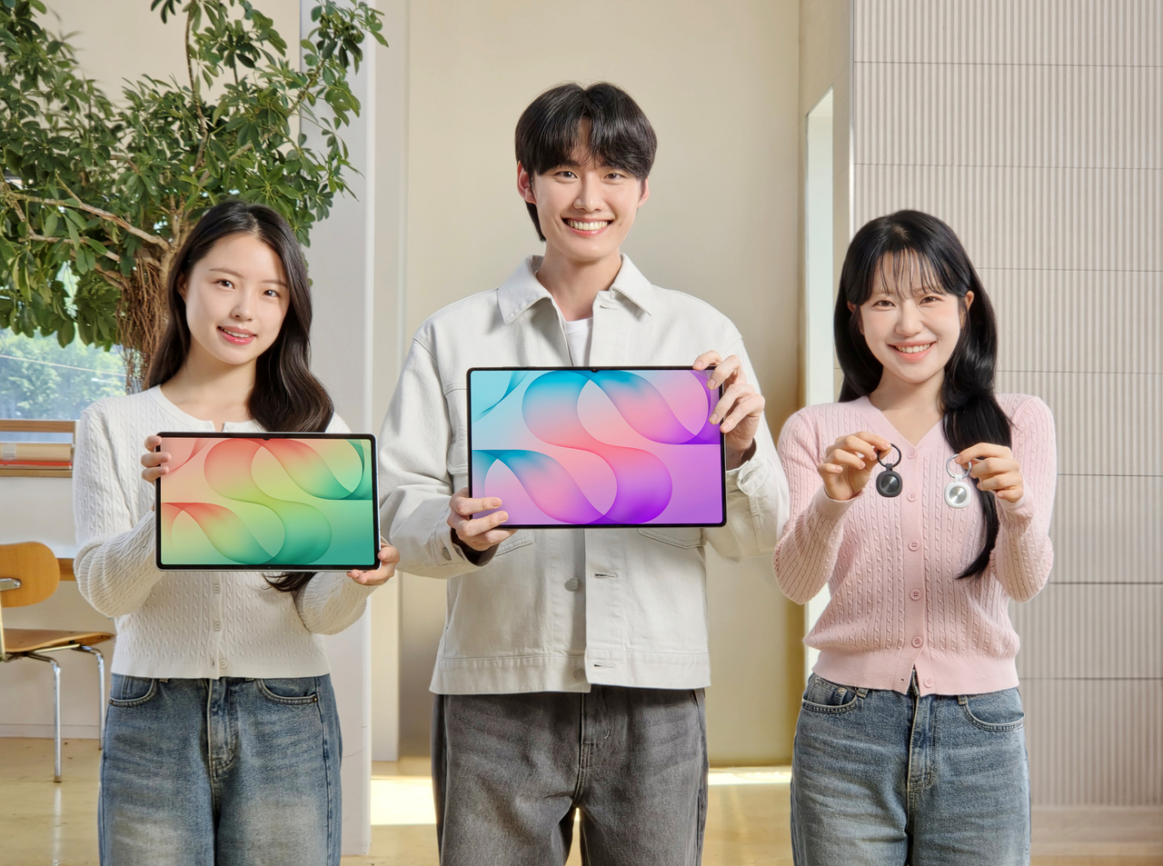 A Samsung Electronics model introduces the Galaxy Tab S12 series and Galaxy SmartTag3. [Samsung Electronics]