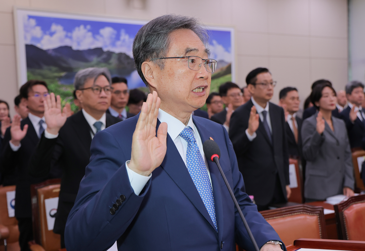 조현 외교부 장관이 6일 국회 외교통일위원회에서 열린 외교부 등에 대한 국정감사에서 선서하고 있다. [연합]