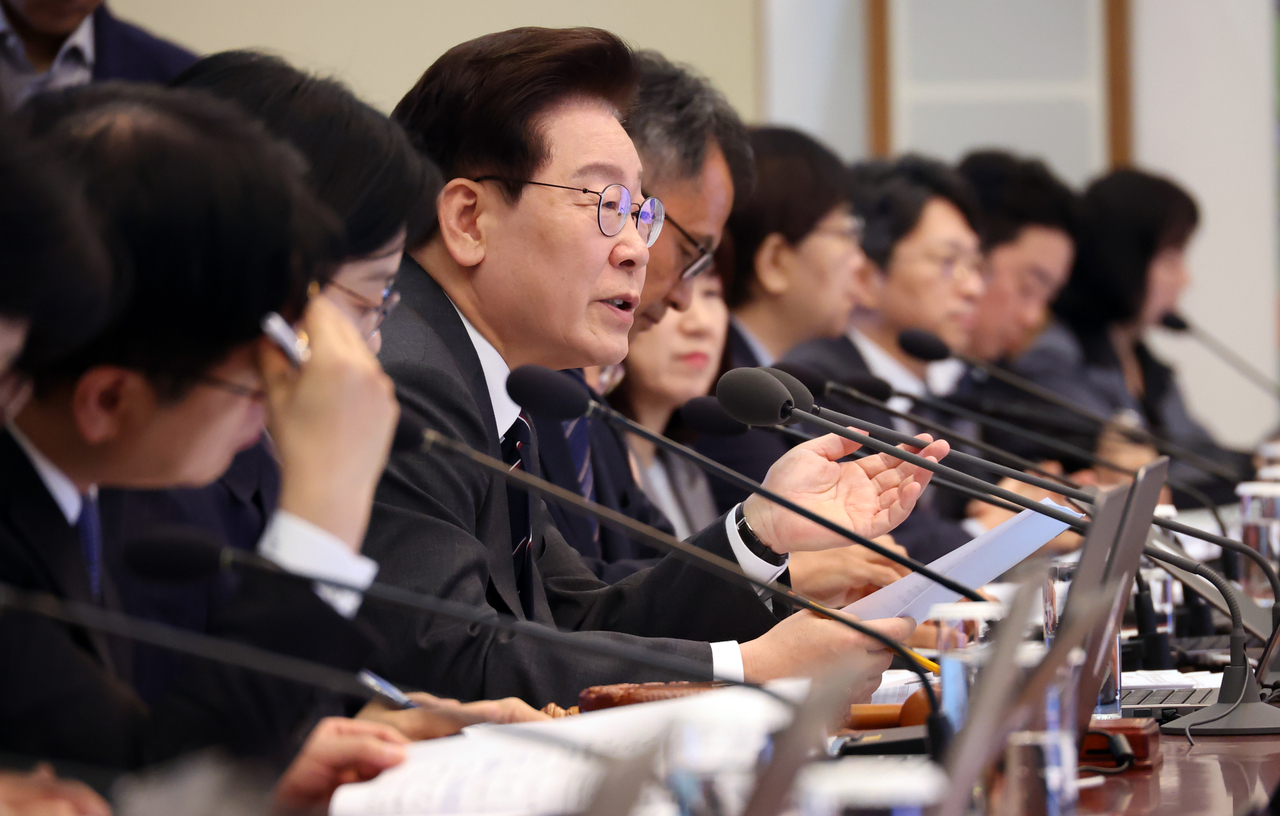 이재명 대통령이 6일 청와대에서 열린 국무회의에서 발언하고 있다. [연합]