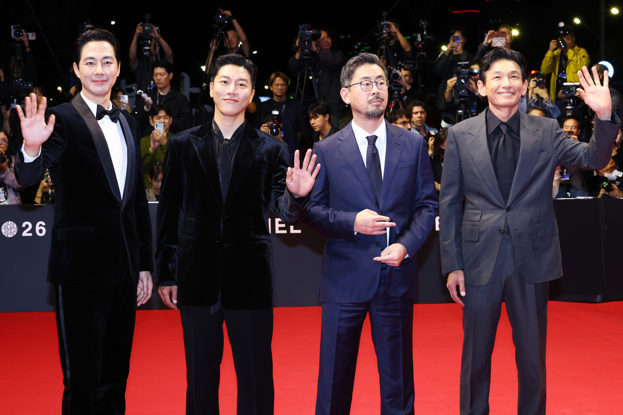 From left: actors Zo In-sung and Eum Moon-suk, director Na Hong-jin and actor Hwang Jung-min of "Hope" pose for photographers. (Yonhap)