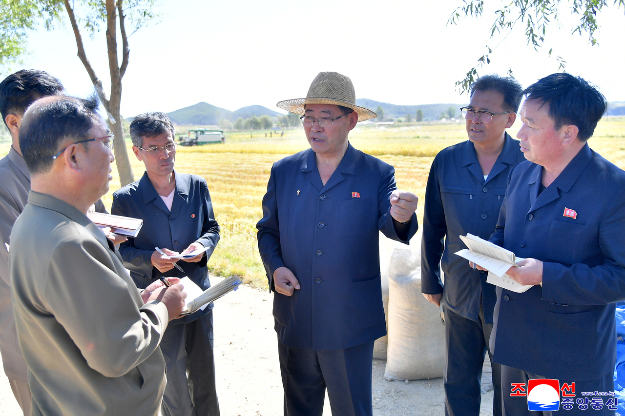 North Korean Premier Pak Thae-song (3rd from R) inspects a farm in Ongjin County, South Hwanghae Province, in this photo released by the Korean Central News Agency on Tuesday. (Yonhap)
