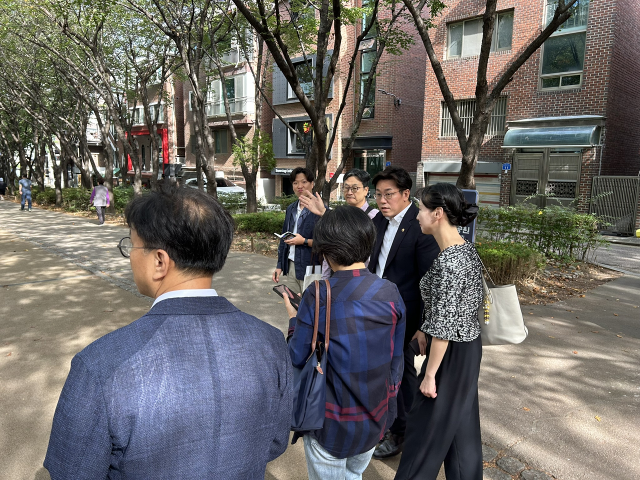 Seoul Metropolitan Council member Han Ki-young inspects the Gyeongui Line Forest Road alongside Lee Ji-eun, chair of the Democratic Party of Korea's Mapo-gap district committee, reviewing residents' quality-of-life complaints about the walkway and exercise facilities. (Seoul Metropolitan Council)