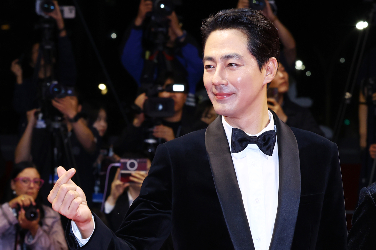 Actor Zo In-sung poses on the red carpet. (Yonhap)