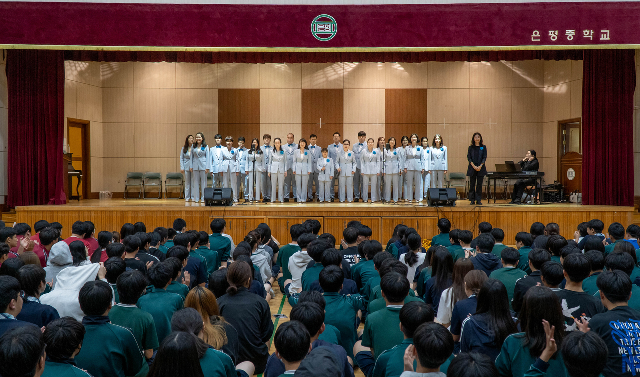 코웨이 물빛합창단이 서울 은평중학교에서 학생들을 대상으로 합창 공연을 선보이고 있다. [코웨이]