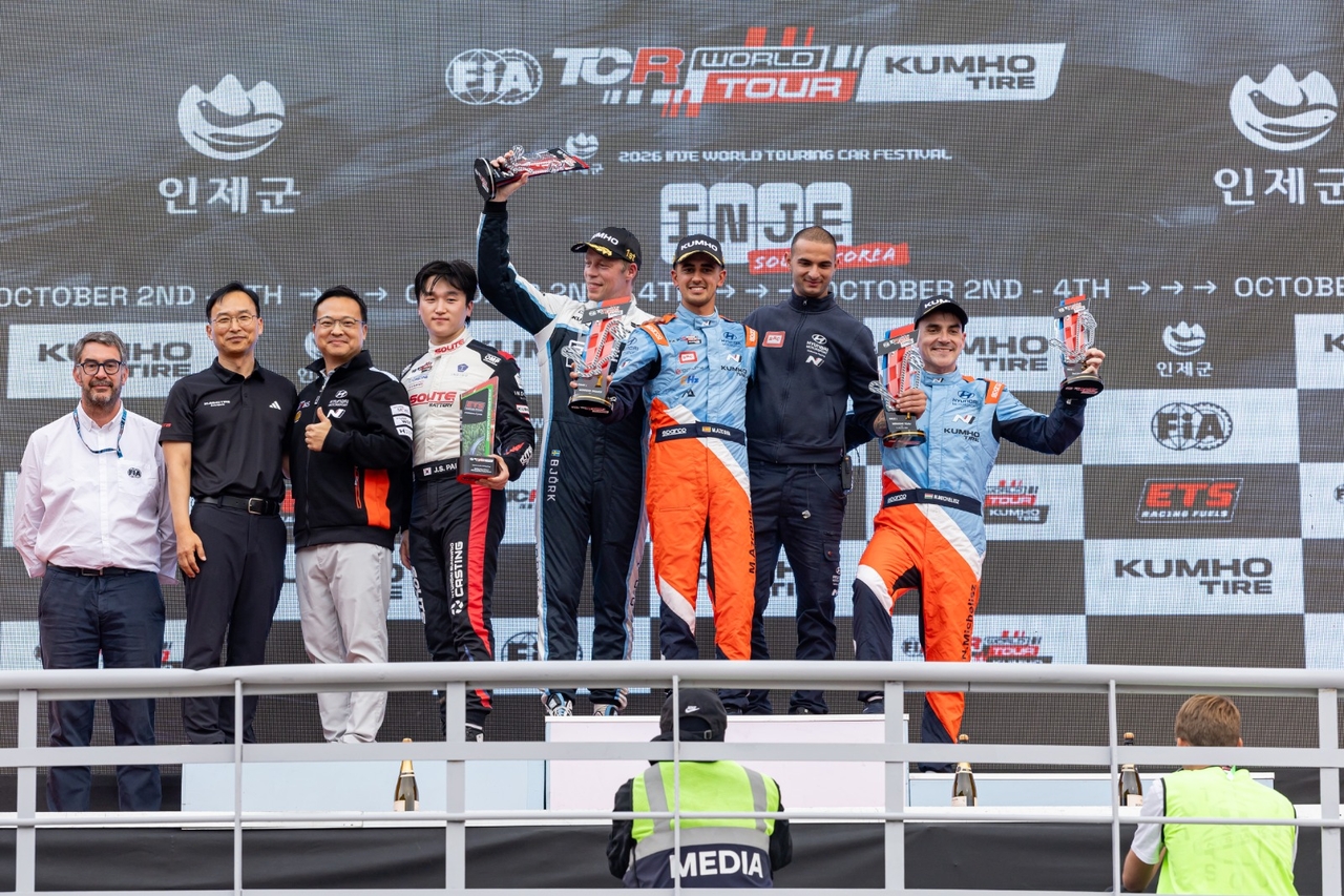 금호 FIA TCR 월드투어 5라운드 레이스 1에서 1위를 차지한 BRC 현대 N 스쿼드라 코르세의 미켈 아즈코나(오른쪽  세 번째)가 기념 촬영을 하고 있다. [금호타이어 제공]