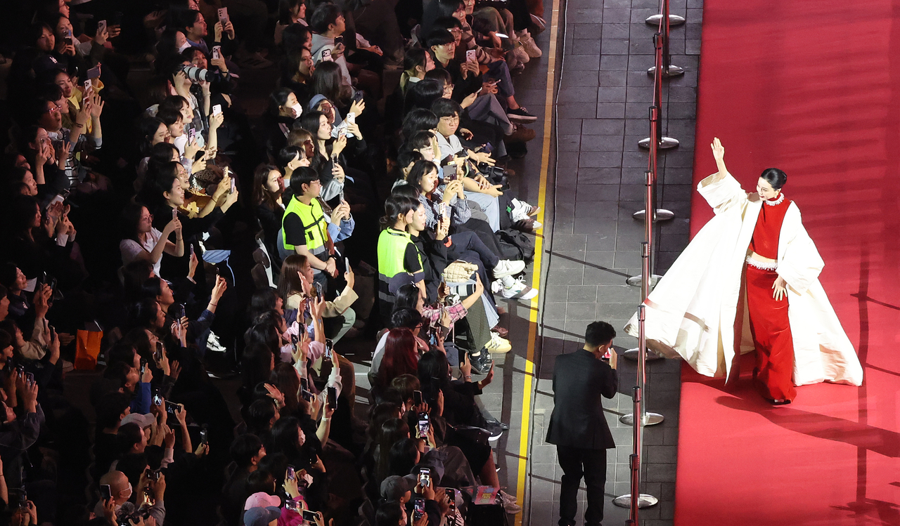 Chinese actor Fan Bingbing arrives on the red carpet. (Yonhap)