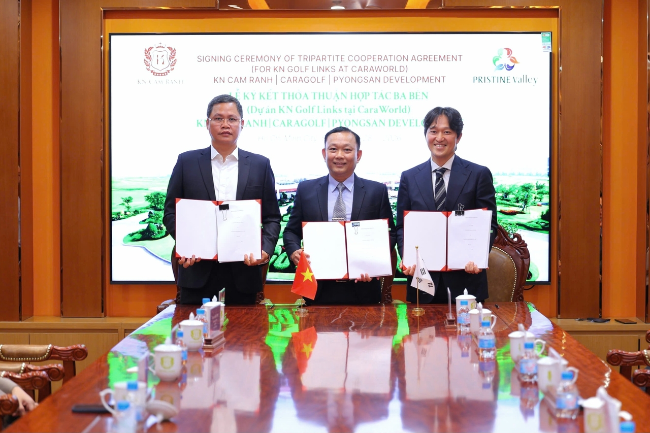 The signing ceremony for the KN Golf Links management contract, held at KN Holdings' headquarters in Ho Chi Minh City, Vietnam, on Sept. 28. From left: KN Holdings Deputy CEO Mr. Dung, Caragolf General Director Mr. Chien, and Park Chi-ung, CEO of Pyeongsan Investment and Development (Pristine Valley Golf Club).