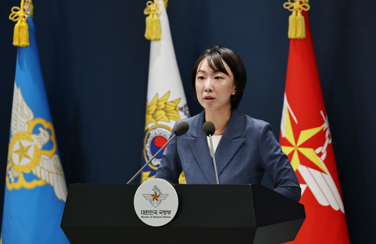 In this file photo, defense ministry spokesperson Chung Binna speaks during a press briefing on Aug. 10, in the first such briefing after the defense ministry compound relocated to its previous site used by former President Yoon Suk Yeol. (Yonhap)