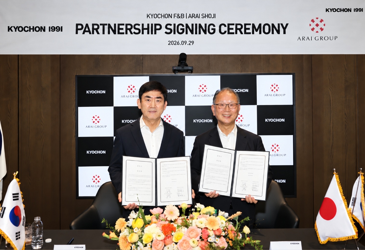 Kyochon Food & Beverage CEO Song Jong-hwa (left) and Arai Shoji President Arai Rojo pose for a photo at an MOU signing ceremony held at the company's Pangyo headquarters on Sept. 29. [Kyochon Food & Beverage]