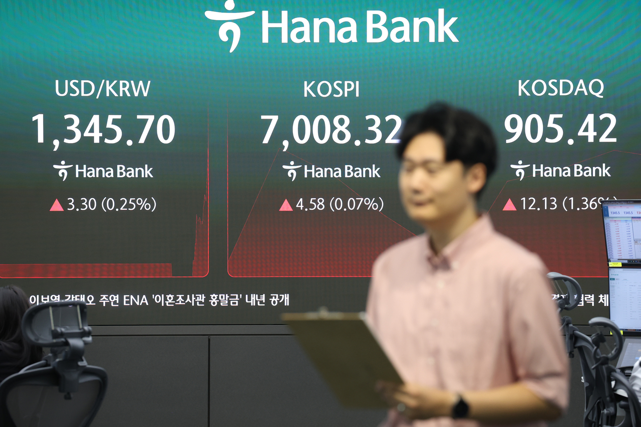 An electronic board showing the Korea Composite Stock Price Index at a dealing room of the Hana Bank headquarters in Seoul on Tuesday. (Yonhap)