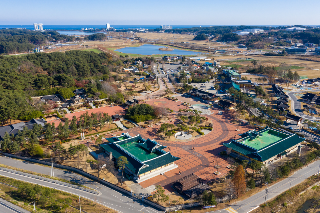 오죽헌 한옥마을에 빵굽는 냄새가 오죽헌의 신사임당과 아기 율곡도 깨울 기세다.