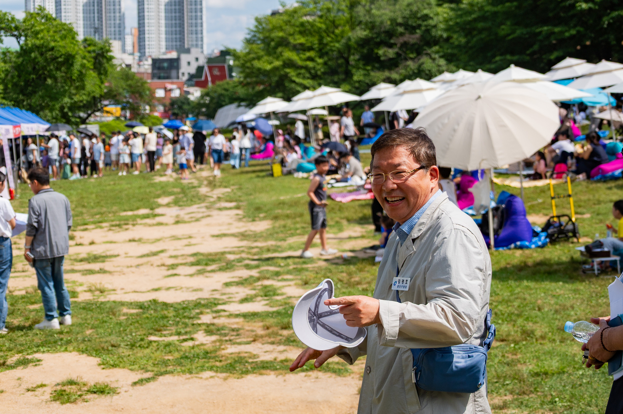 Gwangjin-gu District Mayor Kim Kyung-ho attends last year's event.