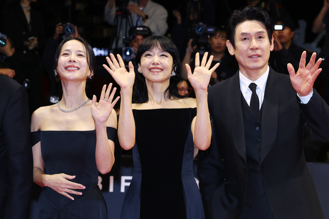 From left: actors Cho Yeo-jeong, Jeon Do-yeon and Sul Kyung-gu of "Possible Love" pose for photographers. (Yonhap)
