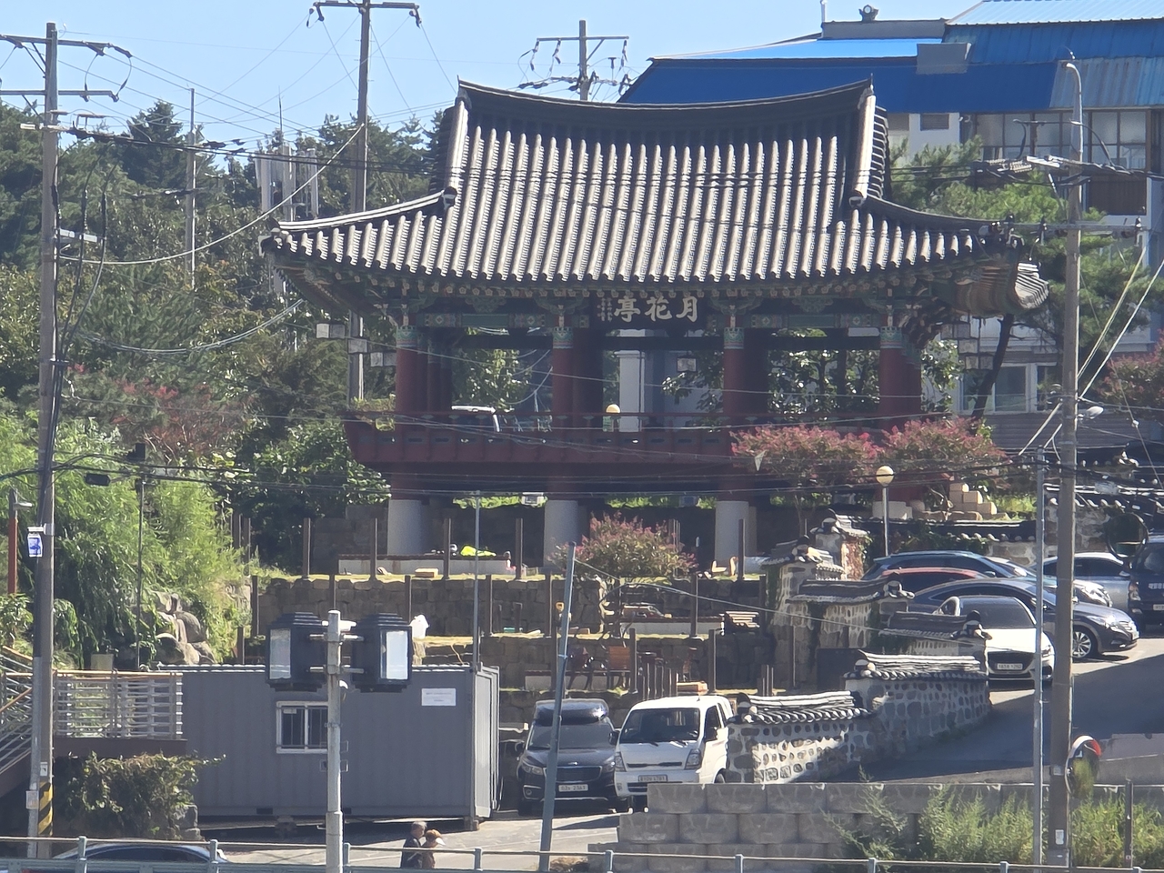 중앙시장 쪽 월화거리를 지켜보는 월화정