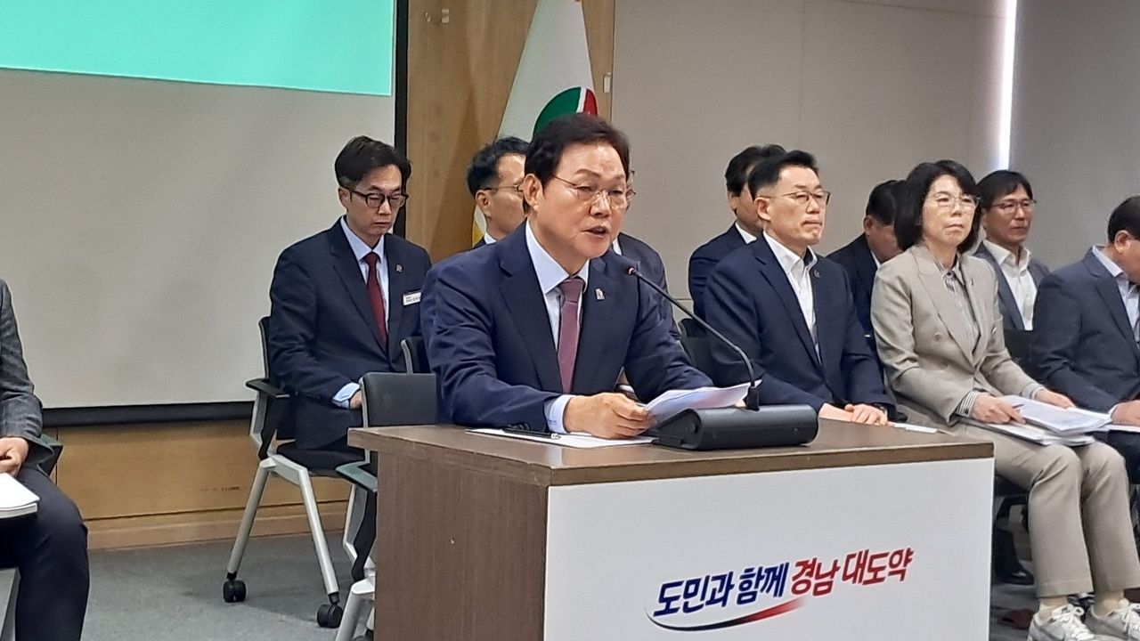 박완수 도지사가 6일 오전 도청 도정회의실에서 열린 민선 9기 취임 100일 출입 기자간담회에서 기자들의 질문에 답변하고 있다. 창원=황상욱 기자