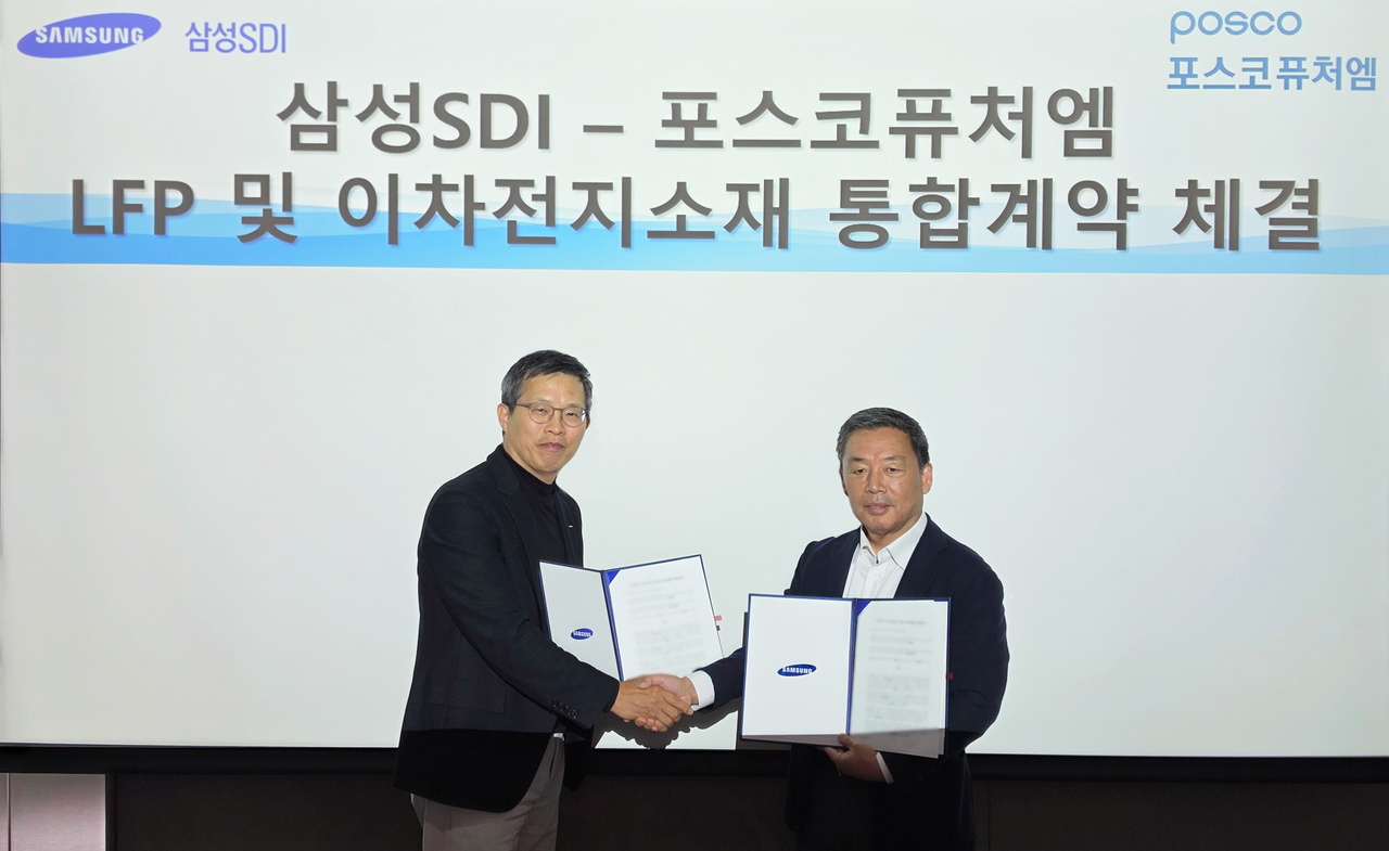 Yoon Tae-il (left), head of the energy materials marketing division at Posco Future M, and Lee Kwang-soo, head of the procurement at Samsung SDI, pose for a photo after signing a long-term contract for battery materials at Samsung SDI’s Dongtan facility in Gyeonggi Province on Tuesday. (Posco Future M)
