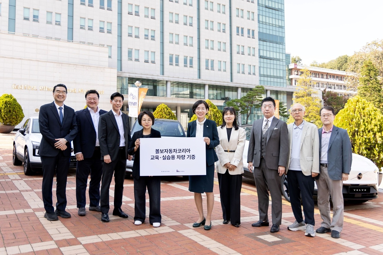 Volvo Car Korea donates three all-electric SUVs — the Volvo EX30 and EX30CC — to the Department of Mechanical and Automotive Engineering at Induk University in Nowon-gu, Seoul, for use in hands-on training. [Volvo Car Korea]