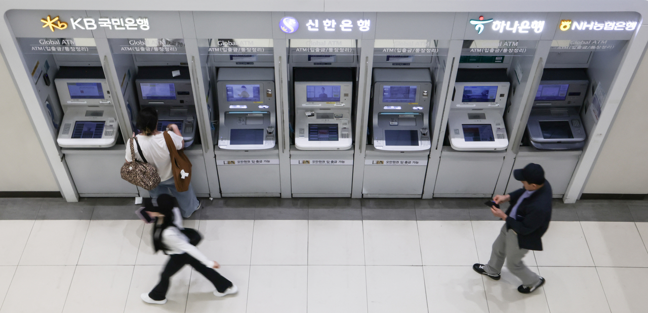 ATM machines at major commercial banks in Seoul. (Yoon Chang-bin/The Korea Herald)