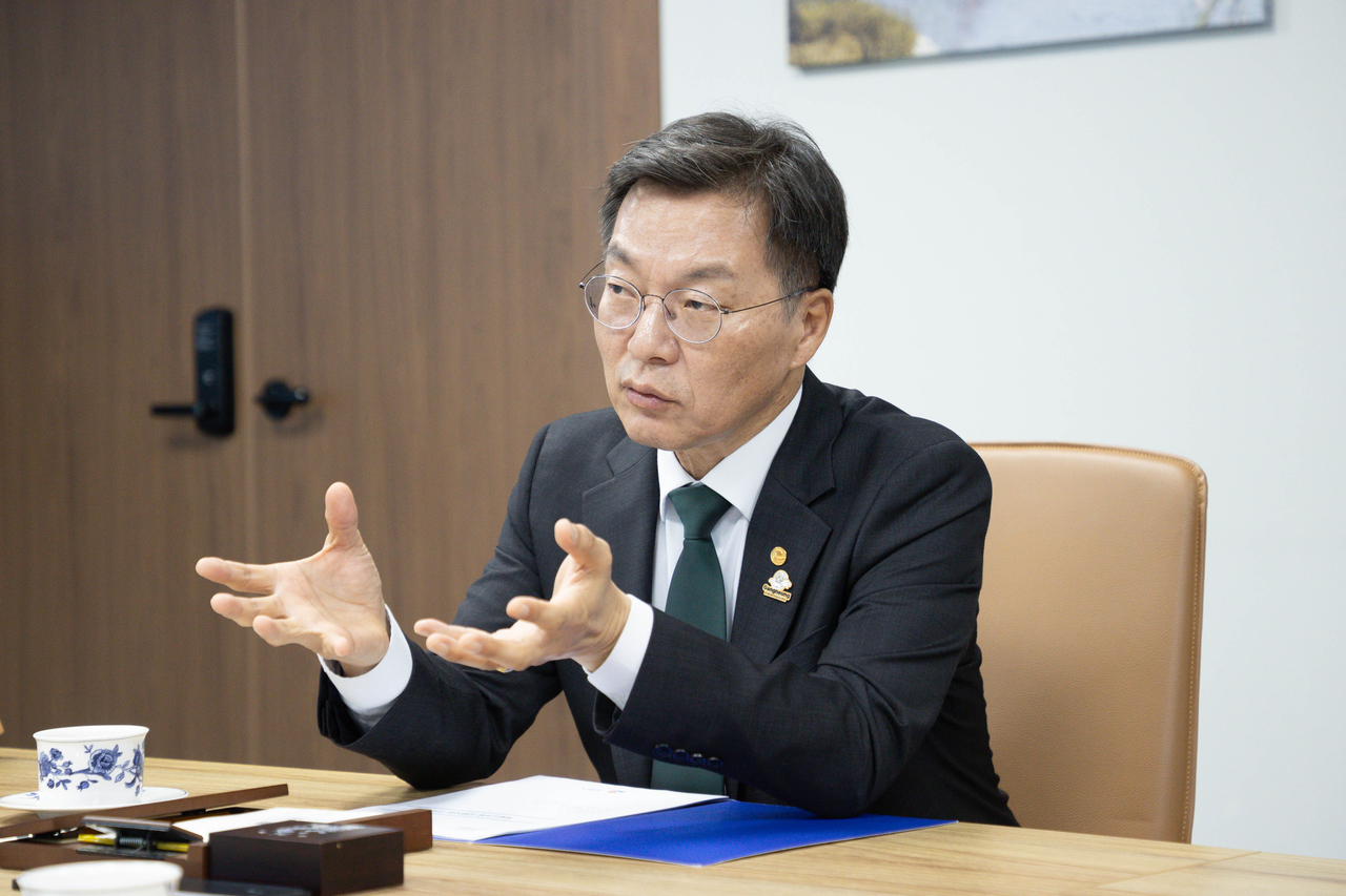 김중남 강원 강릉시장이 2일 헤럴드경제와 인터뷰에서 향후 강릉의 비전에 대해 설명하고 있다. [강릉시 제공]