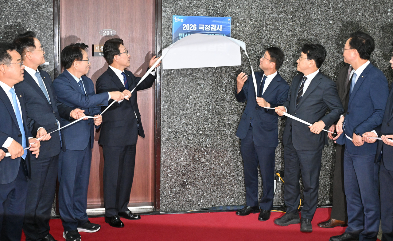 김민석(왼쪽 네 번째) 더불어민주당 대표와 한병도(오른쪽 세 번째) 원내대표를 비롯한 지도부가 6일 오전 서울 여의도 국회에서 더불어민주당 2026 국정감사 종합상황실 현판식을 하고 있다. 임세준 기자