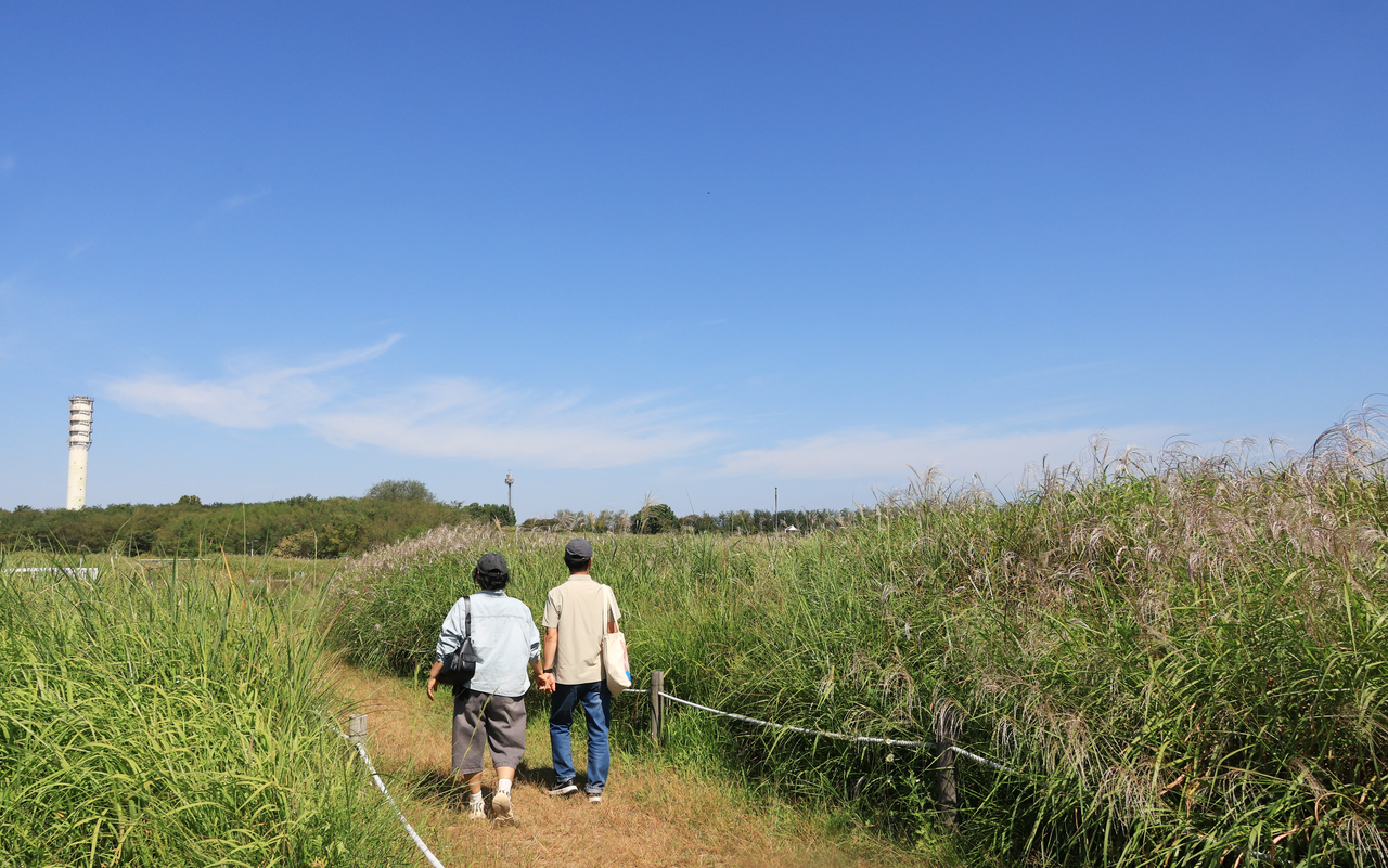 A couple is seen walking at the Haneul Park in Mapo-gu, Seoul, on Sept. 20. (Yonhap)